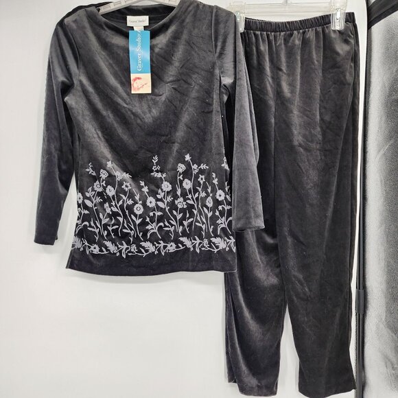 Graver Studio Women’s Small Black Velour Floral 2 Pc Pullover Top Pants Set - Picture 1 of 10